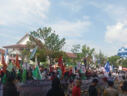 Unjuk Rasa Ribuan Buruh, Kawat Duri Pagari Kantor Walikota Batam