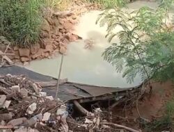 PT PRI  Buang Limbah Berbahaya ke Parit, Warga: Asap dan Airnya Bau  Menyengat