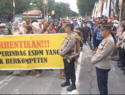 Ratusan Warga Karimun Gelar Aksi Damai di Kanwil DJBC Kepri, Bawa Karung Beras dan Periuk Nasi