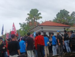 BREAKING NEWS: Mahasiswa Kepung DPRD Kepri, Massa Memaksa Masuk ke Gedung Dewan