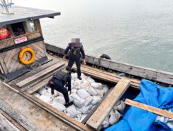 Bea Cukai Batam Gagalkan Penyelundupan 20 Ton Pasir Timah di Perairan Natuna