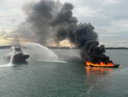 ‎Kapal Kayu Tanpa Nama Muatan 1 Drum Pertamax Terbakar di Perairan Selat Riau, Tidak Ditemukan Crew Kapal