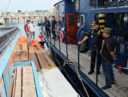 Bea Cukai Batam Amankan 1.250 Balok Kayu Ilegal