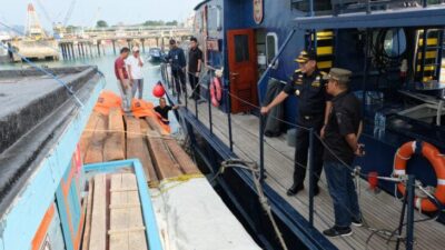 Bea Cukai Batam Amankan 1.250 Balok Kayu Ilegal