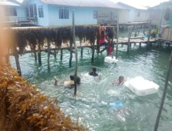 Potret Warga Kampung Bugis di Saat Air Pasang