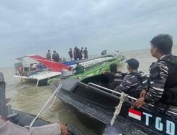 TNI AL Kodaeral IV Sigap Evakuasi Crew SB Srikandi Express yang Tenggelam di Perairan Karimun