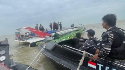 TNI AL Kodaeral IV Sigap Evakuasi Crew SB Srikandi Express yang Tenggelam di Perairan Karimun
