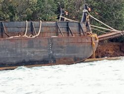 Aksi Cepat KN.P. 330 KSOP Khusus Batam awasi Tongkang Kandas di Pulau Raja