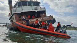 BreakingNews! Kapal LCT Mutiara Galrib Samudera Kandas Angkut Limbah Hitam di Tanjung Pinggir, Laut Batam Tercemar Limbah