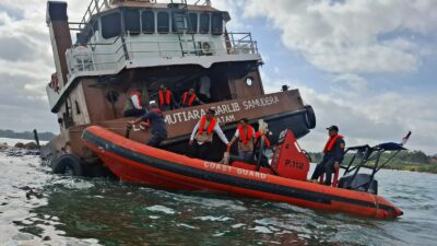 BreakingNews! Kapal LCT Mutiara Galrib Samudera Kandas Angkut Limbah Hitam di Tanjung Pinggir, Laut Batam Tercemar Limbah
