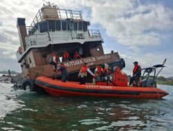 BREAKING NEWS : Kapal LCT Mutiara Galrib Samudera Kandas Angkut Limbah Hitam di Tanjung Pinggir, Laut Batam Tercemar Limbah