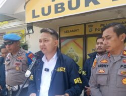 ‎Modus Pura-pura Pijat Kaki, Dua Pencopet di Pasar Tos 3000 Gasak Uang Turis Singapura ditaksir Mencapai Rp24 juta! ‎