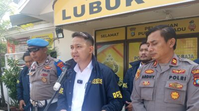 ‎Modus Pura-pura Pijat Kaki, Dua Pencopet di Pasar Tos 3000 Gasak Uang Turis Singapura ditaksir Mencapai Rp24 juta! ‎