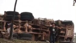 ‎Truk Tanah Terbalik di Tiban, Arus Lalu Lintas dari Baloi dan Simpang Jam Lumpuh Total ‎