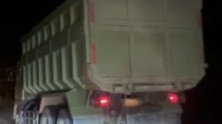 Truk Pengangkut Tanah Berukuran Besar di Duga Penyebab  Rusak nya  Jalan Utama Gajah Mada
