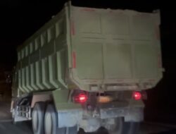 Truk Pengangkut Tanah Berukuran Besar di Duga Penyebab  Rusak nya  Jalan Utama Gajah Mada