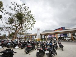 Diduga Langgar Fungsi Lahan Hijau, Area ROW Jalan di Depan K Square Mall Batam Dijadikan Parkir Motor 