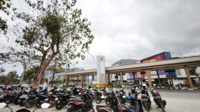 Diduga Langgar Fungsi Lahan Hijau, Area ROW Jalan di Depan K Square Mall Batam Dijadikan Parkir Motor 