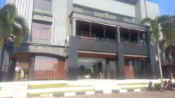 Buntut OTT oleh KPK Terkait Dugaan Suap Mafia Impor, Kini Stiker Kantor Blueray  Cargo  Batam Dicopot