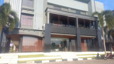 Buntut OTT oleh KPK Terkait Dugaan Suap Mafia Impor, Kini Stiker Kantor Blueray  Cargo  Batam Dicopot