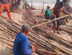 Cegah Abrasi Warga Desa Sedamai Pasang Karung Berisi Pasir Untuk Menahan Ombak