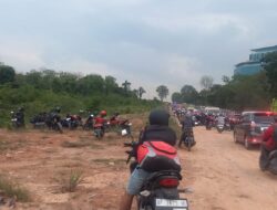 ‎Macet Parah Jelang Buka Puasa, Sejumlah Pengendara di Batam Pilih Berhenti di Pinggir Jalan