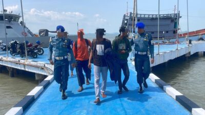 Ket foto : Pelaku sedang di giring petugas TNI AL