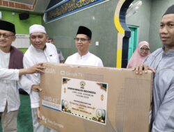 Safari Ramadan di Teluk Air, Bupati Serahkan Bantuan ke Masjid Jami Darussalam  Karimun