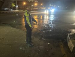 Hilang Kendali di Lampu Merah, Mobil Hantam Dua Sepeda Motor dan Hanguskan Satu Unit Motor