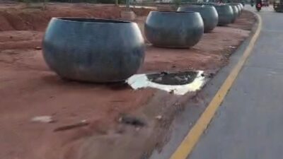 ‎ ‎Pot Bougenville BP Batam Makan Jalan, Dinilai Bahayakan Pengendara