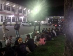 ‎Polresta Barelang Dikepung, Massa Desak Status Tersangka Carolein Parewang Malam Ini! ‎
