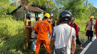 Tim SAR Natuna Evakuasi Perempuan Korban Kecelakaan di Jalan Sungai Ulu Bunguran Timur