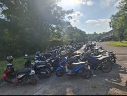 Di buat  Parkir Ratusan Motor Karyawan PT Cellular Workshop Indonesia ,Akses Jalan Pemilik Ruko Shangrila Sekupang Terganggu
