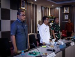 Bupati Karimun Ing Iskandar, Dandim 0317/Tbk, Ketua DPRD, Sekda Karimun menyanyikan lagu Indonesia Raya pada Rapat Kordinasi terkait progres KDKMP 
