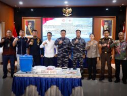 Bupati Ing Iskandar foto bersama Dankodaeral IV, Kapolres, Perwakilan DJBC, Kejaksaan foto bersama usai Konfrensi Pers di Mako Lanal Karimun