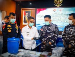 Bupati Karimun Ing Iskandar bersama Dankodaeral IV mengecek barang bukti sabu