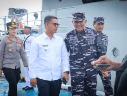 Bupati Karimun berbincang dengan Dankodaeral IV saat tiba Mako Lanal Karimun