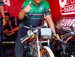 Wabup Karimun Rocky Marciano Baowle berfoto di salah satu motor konstetan acara Speed Fast 2026