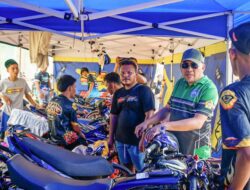 Wabup Rocky Marciano Baowle mengecek persiapan motor pembalap