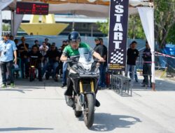 Wabup Rocky Marciano Baowle mengetes motor pembalap yang mengikuti kejuaraan Speed Fast 2026