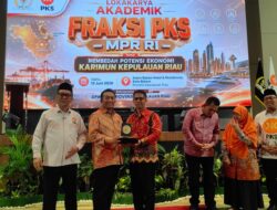 Bupati Karimun menerima cendara mata dari Anggota MPR dari Fraksi PKS 