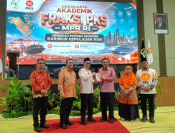 Bupati Karimun foto bersama saat Gubernur Kepri menerima Cendara mata