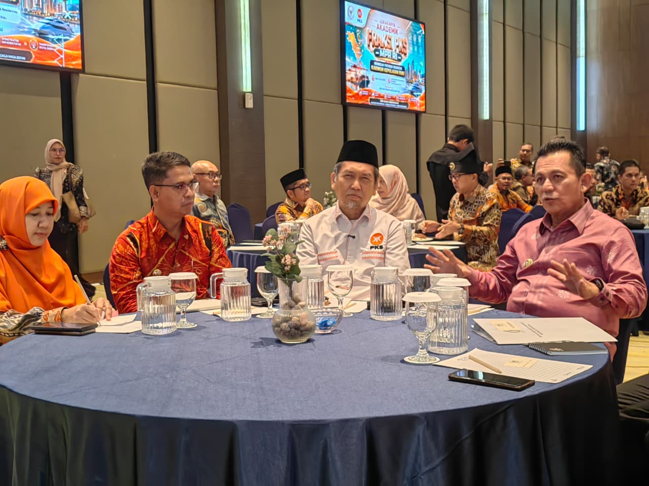Bupati Karimun Ing Iskandar bersama Politisi PKS dan Gubenur Kepri hadiri acara Lokakarya Akademik