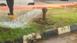 Suplai Air Terhenti, Teknisi ABH Sigap Perbaiki Kebocoran Pipa Hydrant Depan Alva Mart Pasir Putih