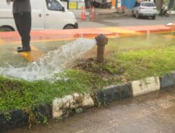 Suplai Air Terhenti, Teknisi ABH Sigap Perbaiki Kebocoran Pipa Hydrant Depan Alva Mart Pasir Putih