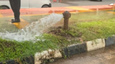 Suplai Air Terhenti, Teknisi ABH Sigap Perbaiki Kebocoran Pipa Hydrant Depan Alva Mart Pasir Putih