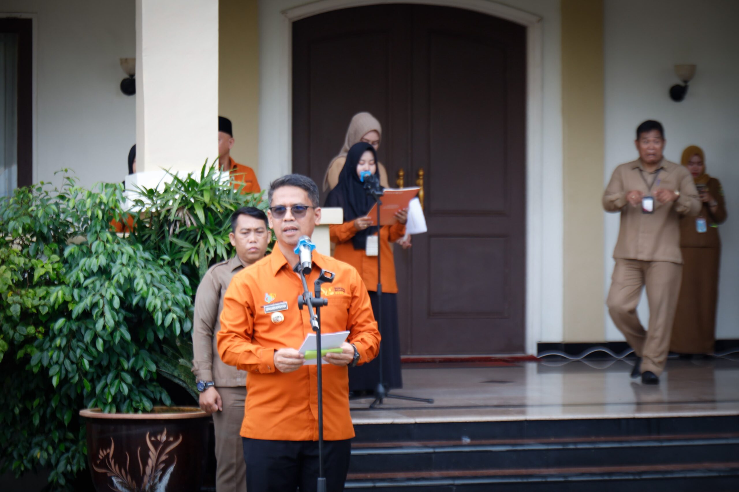 Bupati Karimun Iskandarsyah memberikan sambutan pada Apel Perencanaan Sensus 2026
