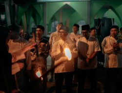 Bupati Karimun Iskandarsyah melepas peserta pawai obor