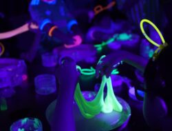 Kreativitas Tanpa Batas dalam Gelap: Anak-Anak Batam Meriahkan Acara ‘Neon Slime Adventure’ Wyndham Panbil & Panbil Residence