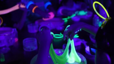 Kreativitas Tanpa Batas dalam Gelap: Anak-Anak Batam Meriahkan Acara ‘Neon Slime Adventure’ Wyndham Panbil & Panbil Residence